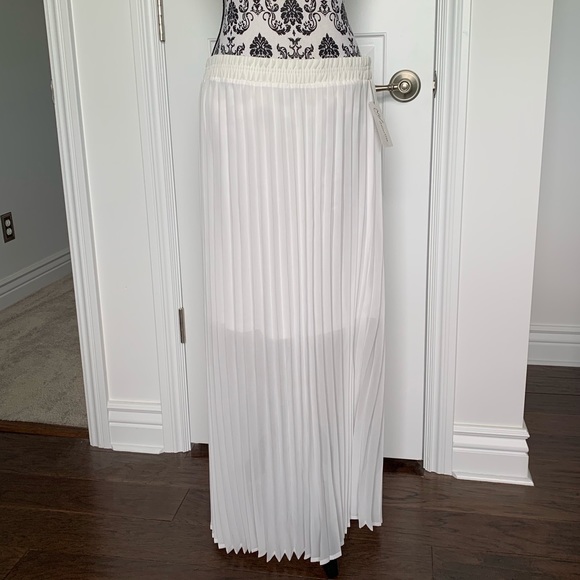 NY Collection Dresses & Skirts - NY Collection Sz L white sheer pleated maxi skirt NY Collection Dresses & Skirts - NY Collection Sz L white sheer pleated maxi skirt